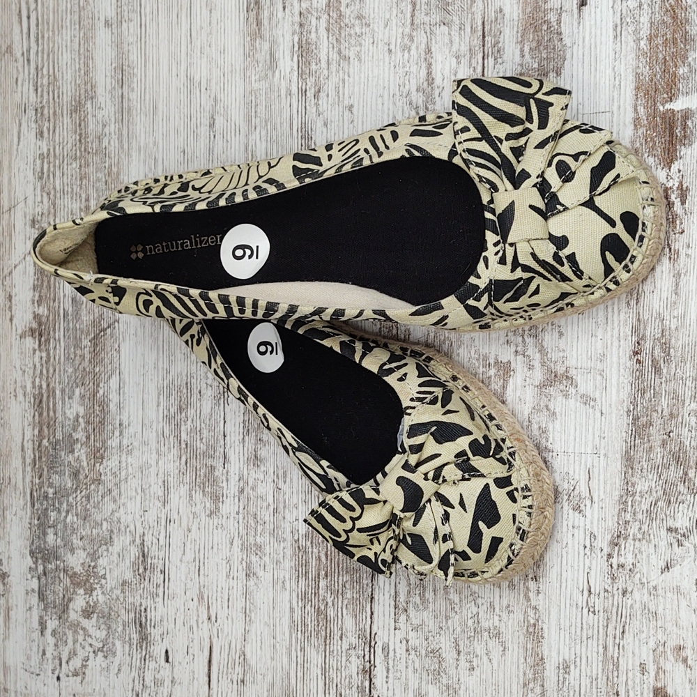 Naturalizer Cream and Black Patterned Flats